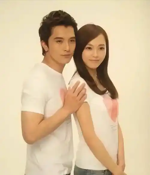 自古深情总是容易被辜负,唐嫣也不例外,没多久就传来了邱泽劈腿的消息