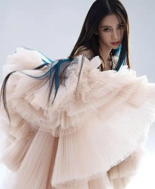 angelababy蓝色挑染长发飒爽迷人目光凛冽气场强