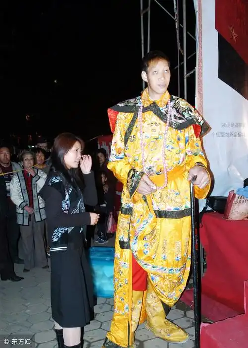 2米55身高30厘米长手掌,19岁女友曾为了他在家里跟丈夫闹翻了_王峰军