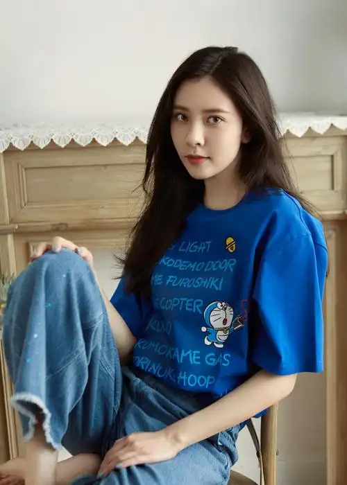 她在韩国当练习生3年都没红,今穿叮当猫复古印花裙,清爽甜美