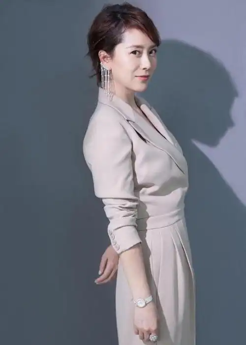 43岁海清也太好看了,连身裤穿出高级感,这才是成熟女人的模样!