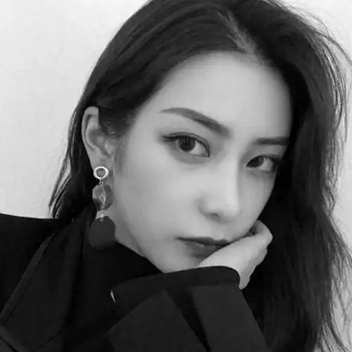 女生头像黑白伤感侧脸真实,追求漂亮对于女人来说很重要