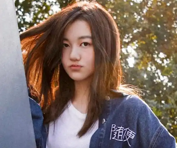 王菲晒李嫣近照,唇腭裂发展成"地包天",身形比妈妈还胖