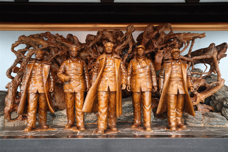 浙江新闻 正文  展馆一楼根雕作品以百年党史为核心,有开国五大书记