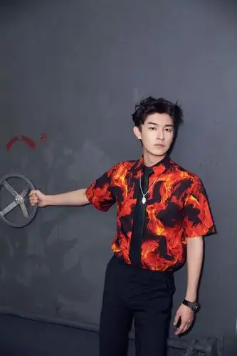 杨旭文现身时尚活动红黑撞色引人瞩目