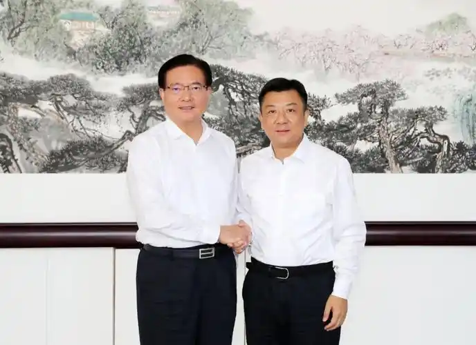 宣布省委有关决定:杜小刚同志任无锡市委书记,黄钦同志不再担任无锡