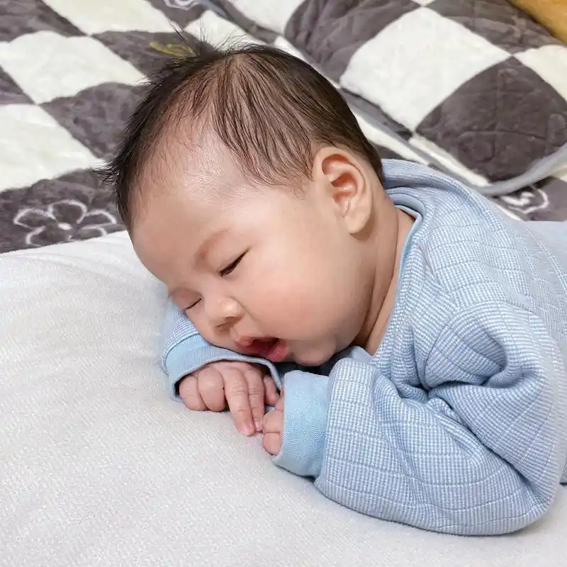 宝宝出生一个月零九天记录练习趴卧的瞬间