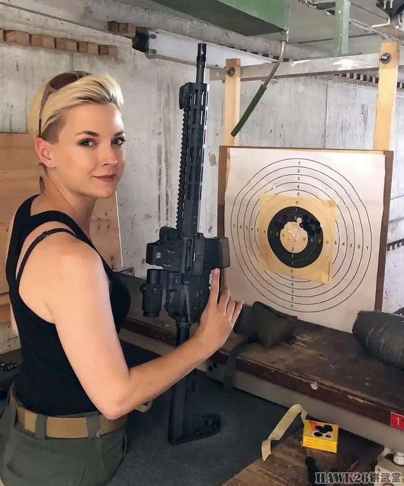 德国预备役女兵汉娜·塞莱娜 享受射击带来的乐趣 对未来充满憧憬