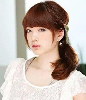 初中学生编辫子发型扎法步骤 简单学生中长发发型编法