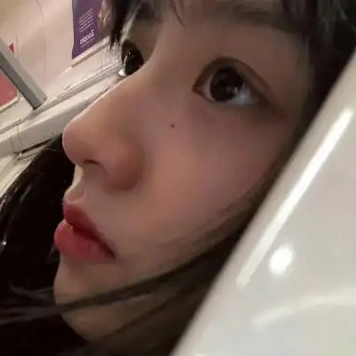 同一张女生的照片.