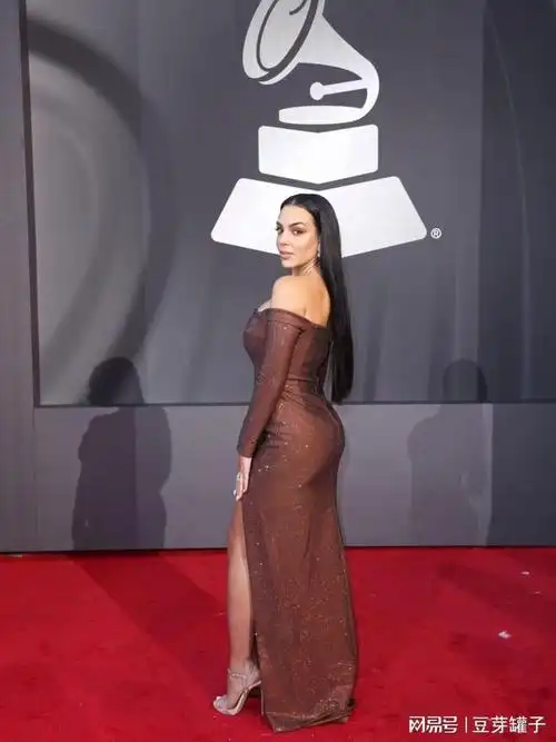 c罗女友乔治娜,穿抹胸高叉礼服,曲线凹凸,身材火辣,性感迷人_网易订阅