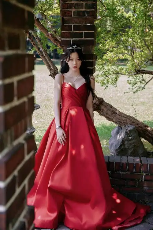 原创欧阳娜娜真会穿戴精致皇冠着红色礼服彰显公主般的视觉盛宴