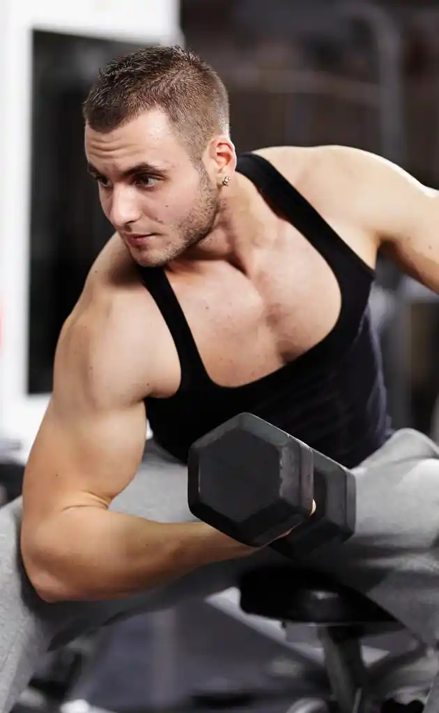 健壮的男人工作与重哑铃