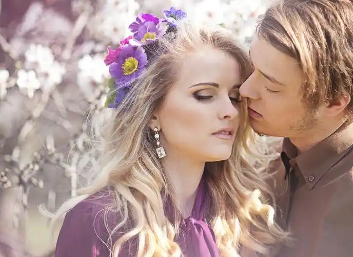 看着夕阳的外国情侣