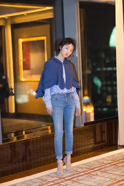 周冬雨亮相品牌派对造型俏皮灵动化身小魔雨