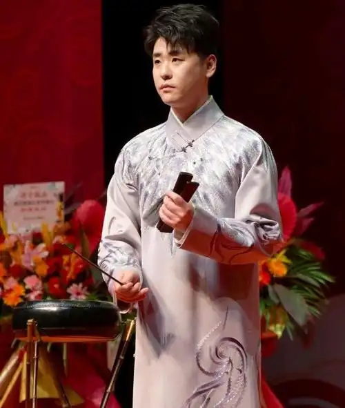 张云雷首穿刺绣大褂德云大师兄实至名归和郭德纲同台毫不逊色