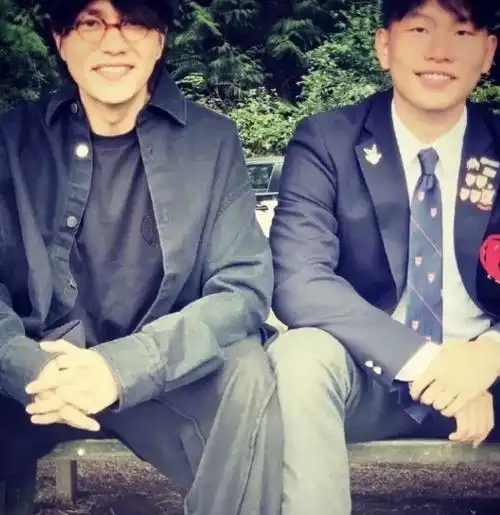 陈坤19岁儿子晒他与女生合照,疑似恋情曝光