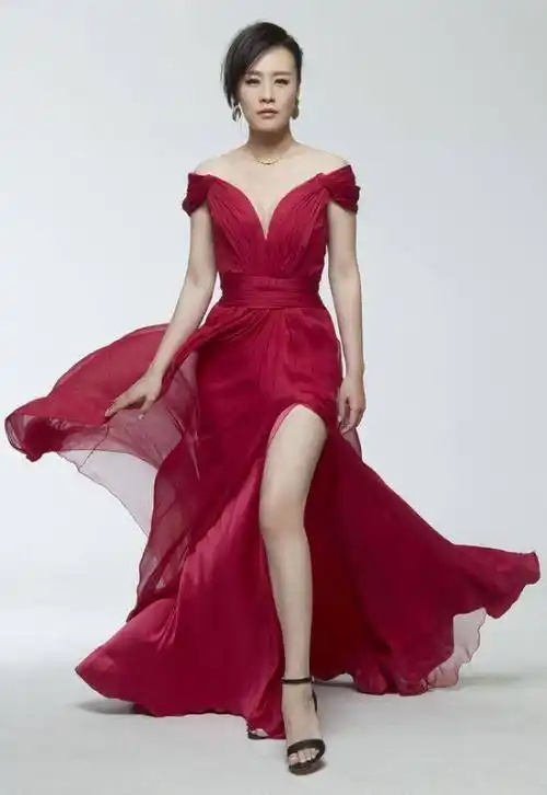 邬君梅气质真好,穿白色西装搭低马尾,这才是真正的高级感_女人_西服