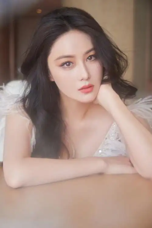 张馨予穿白色羽毛裙仙气十足妆容精致眼神撩人