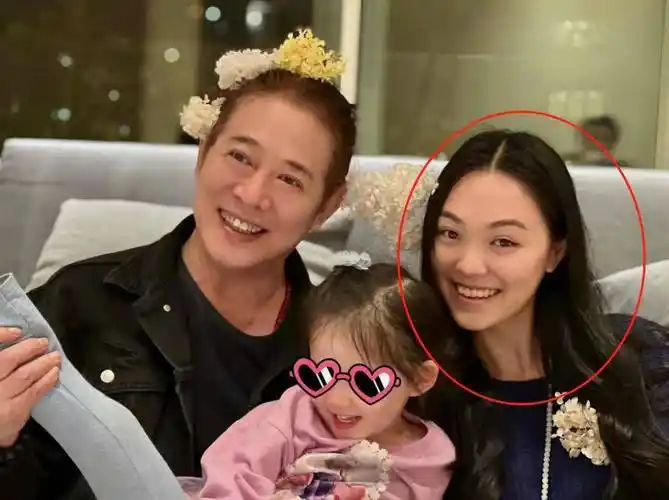 乍一看,李连杰的女儿长得很普通.
