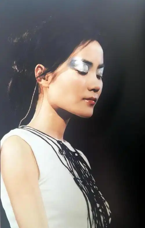 98-99年王菲演唱会上喷血妆造型,超前又惊艳,怪不得谢霆锋爱了她二十