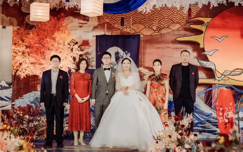 新郎新娘双方父母亮相.