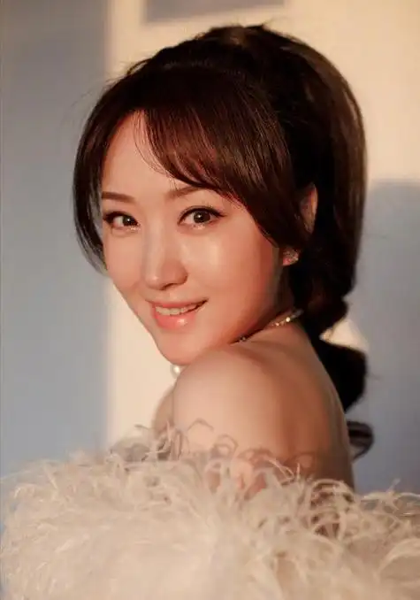 回顾杨钰莹:巅峰期爱上赖文峰,却葬送十年事业,51岁不婚仍单身