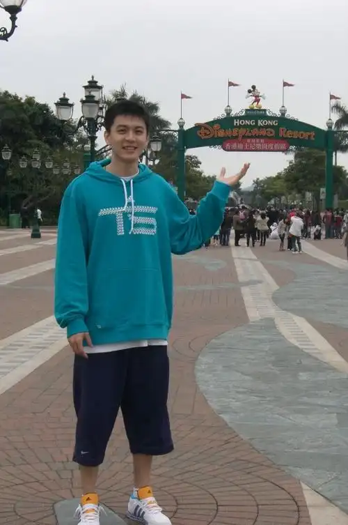 杨鸣年轻时候的这几张照片真的就是特别贴近生活的大帅哥