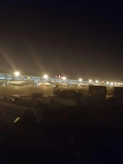 看着飞机窗外的点点光景,我们离家更近了.