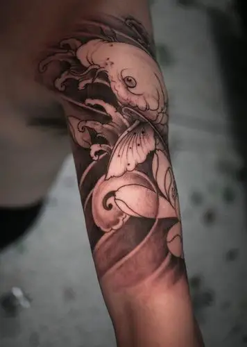 张先生手臂上惊艳的锦鲤纹身图案
