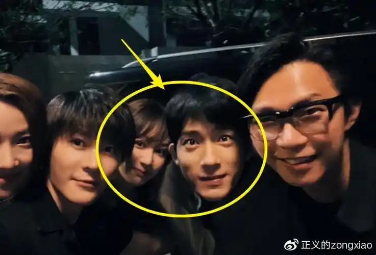 杨紫晒新剧杀青合照,和井柏然的站位成亮点,二人感情如何很显然