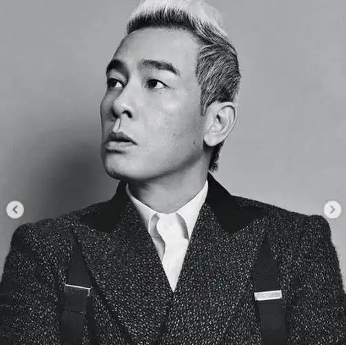 应采儿逛母婴店,陈小春抽烟,应采儿拿纸巾捂鼻,真怀了?