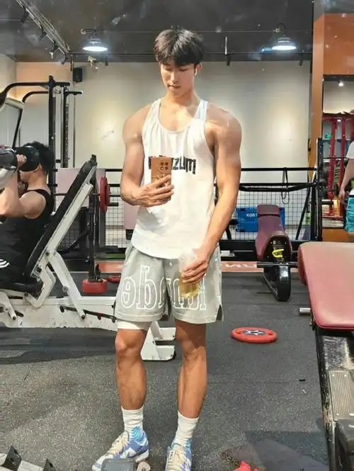 健身房自拍的男生