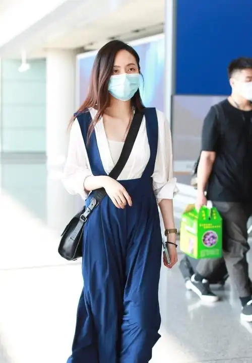 刘惜君打扮清秀现身机场双目无神似状态不佳