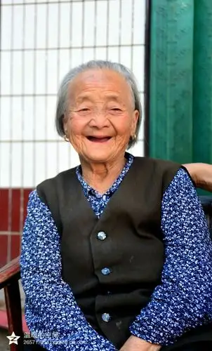 "慈祥奶奶"一头白发,写满了岁月的痕迹.一张笑脸散发着亲情的力量.
