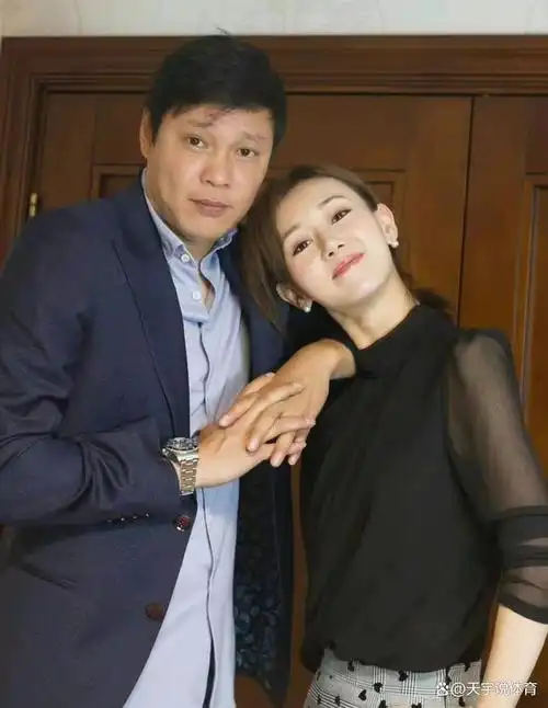 范志毅携小17岁娇妻复购豪车!肤白貌美纤细身姿,37岁保养似少女