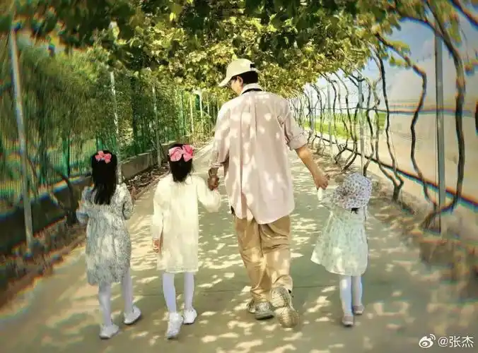 张杰谢娜一家五口去迪士尼玩,三个女儿同穿公主裙,画面温馨有爱-腾讯