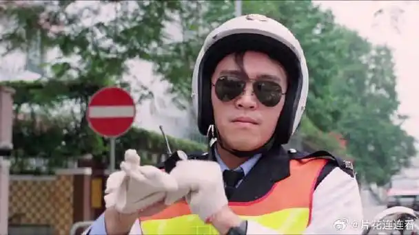 同样是做交警,差距怎么就这么大呢,星爷真是不笑死我不罢休啊!
