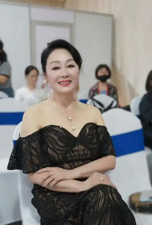 演完冯绍峰妈妈,又演龚俊妈妈,她的霸气,性感是一道亮丽风景_腾讯新闻