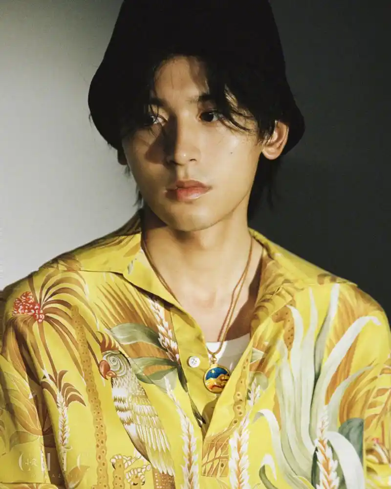 上游时尚小资新刊封面张哲瀚时尚大片演绎夜的缱绻温柔