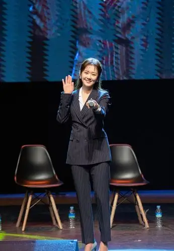 张娜拉一袭金色长裙惊艳全场,越穿越水灵