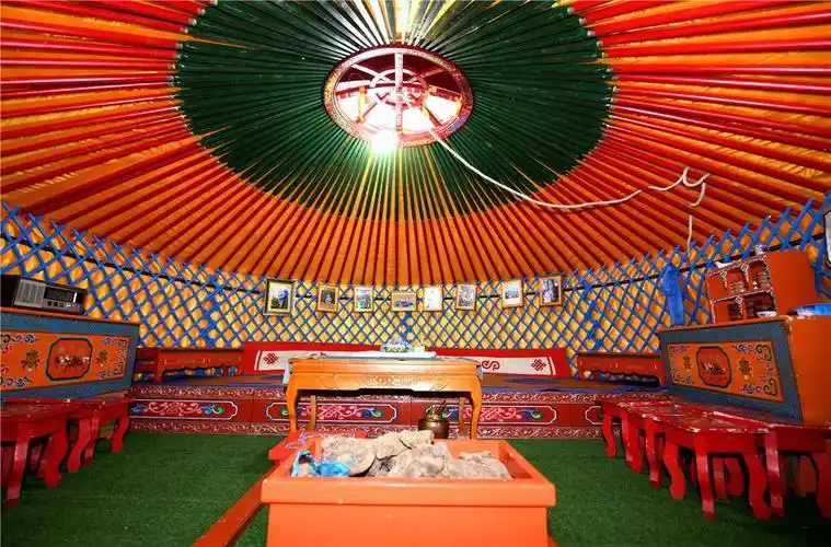 展厅里的四季蒙古包其中之一.