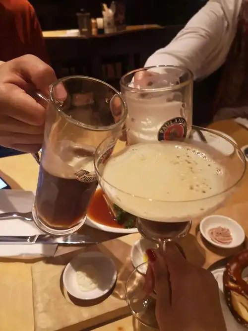 晚上坐完船回到了酒店,我们又在楼下的普拉那喝酒唠嗑