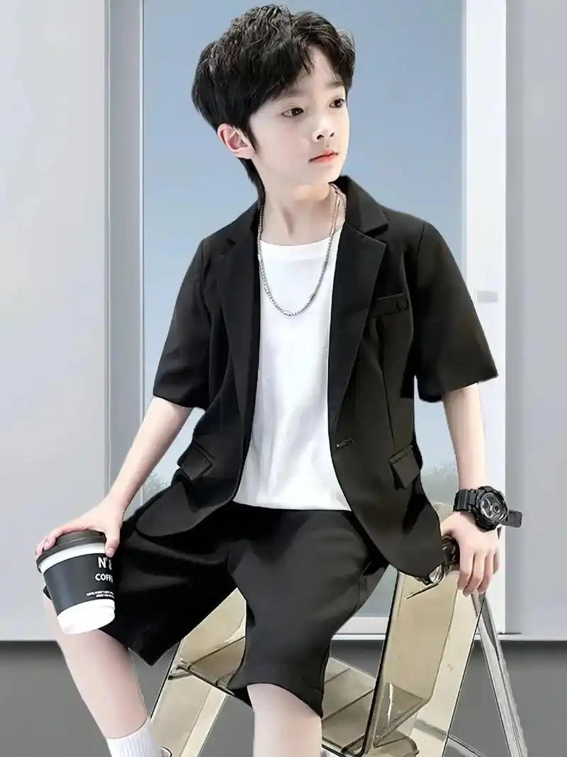 我的新款男童夏装西服短袖套装礼服,独特的设计让男孩们瞬间变帅气痞