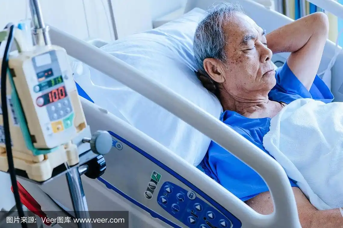 病床上的老年病人