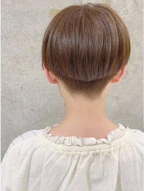 换发型可以看看这四种,哪怕头发花白一样很时尚_女性_短发_后脑勺