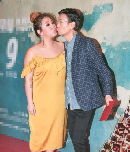 郑欣宜与郑少秋玩亲亲 胖了又瘦再胖怎么都美