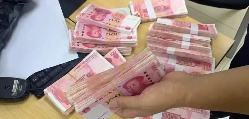 平安龙华我来守护17万元现金遗落早餐店民警多方走访物归原主