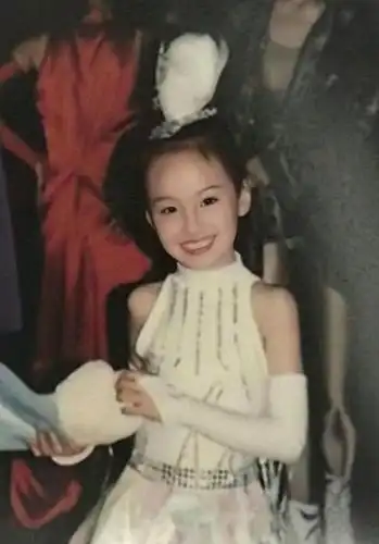 看郑爽小时候的照片,真的有种我家有女初长成的感觉!