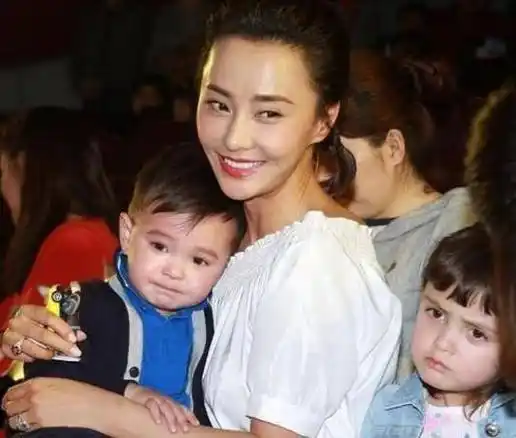 原创吴奇隆前妻马雅舒曝近况美丽得当不像46岁二婚嫁富商生活幸福